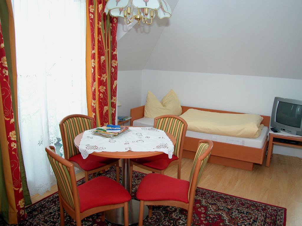 Pension Hiesel-Villa Untersbergblick Anthering Oda fotoğraf
