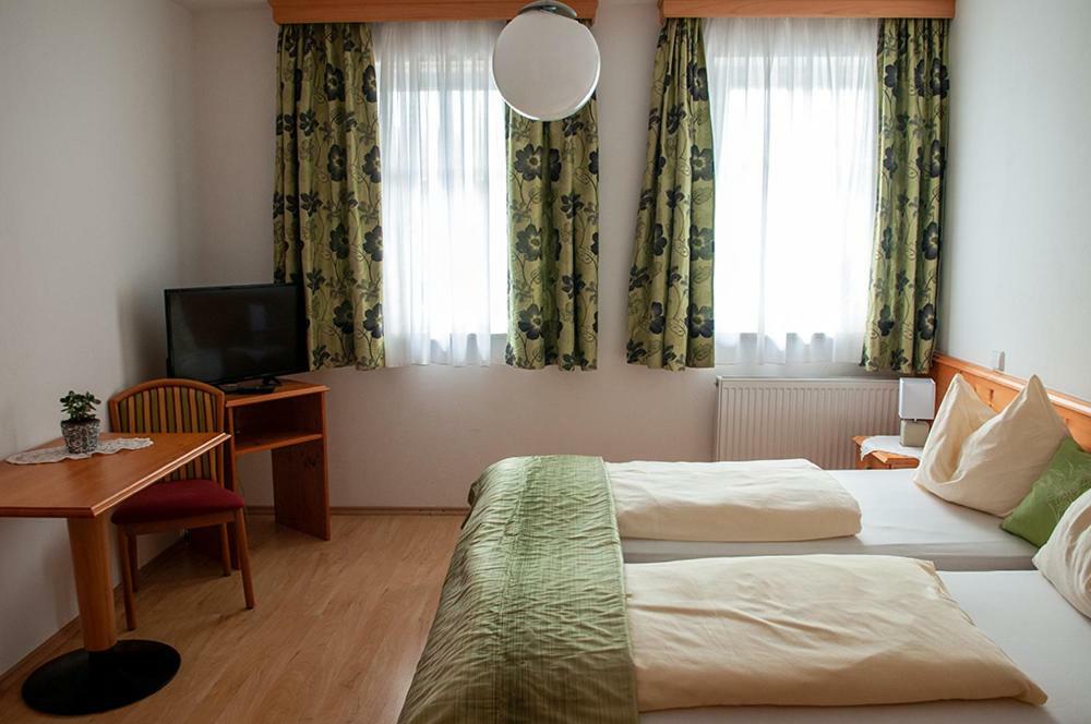 Pension Hiesel-Villa Untersbergblick Anthering Dış mekan fotoğraf